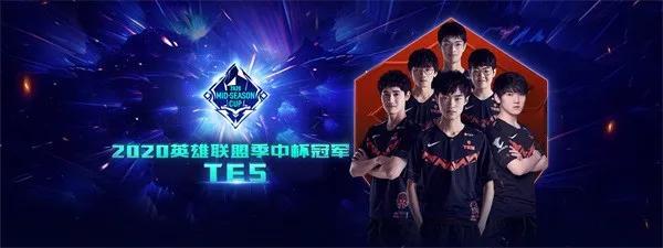 挑衅中国！日本球星三笘薰手持日本二战战犯照片，网友：封杀他