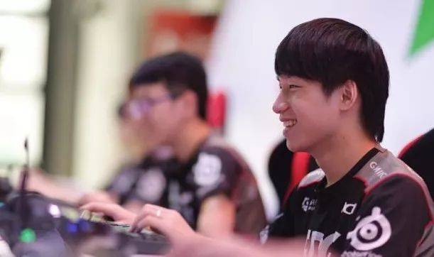 皇马本泽马关键时刻进球锁定胜利