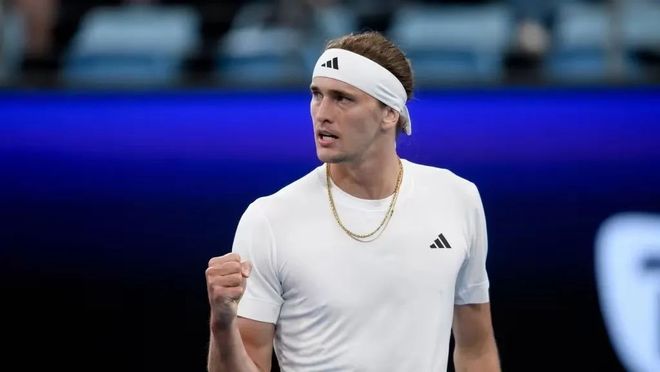 两位体坛巨星会面，樊振东欢乐开怀非常松驰，齐达内眼中充满欣赏